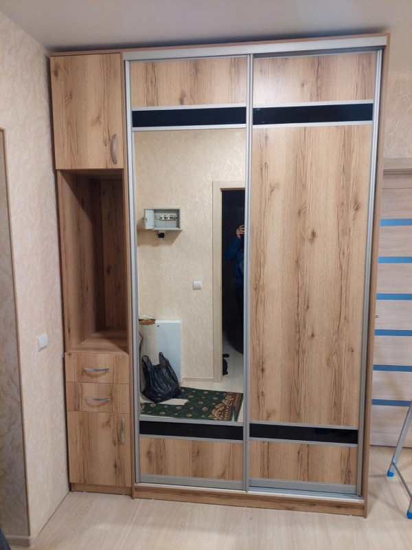 Шкаф - купе древесный в прихожую. 